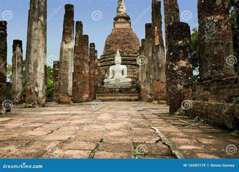 Buddha Temple Ruins! An Archaeological Wonder Whispering Tales of Ancient Devotion!