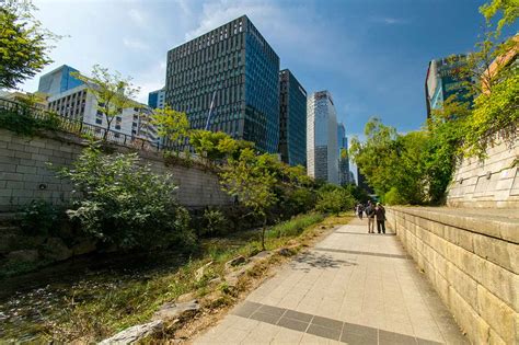 Cheonggyecheon Stream: A Revitalized Oasis Weaving Through Seoul's Heart!