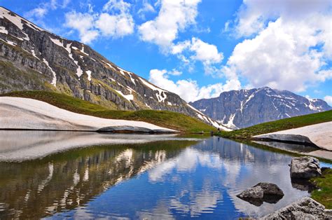 Dragon Lake Scenic Area: A Breathtaking Tapestry of Mountains and Water!