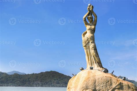 Fisher Girl Statue: A Timeless Icon Embracing Zhuhai's Coastal Charm!