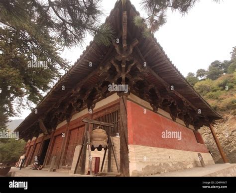 Foguang Temple: A Majestic Mountaintop Monastery Steeped in Ancient History and Serenity!