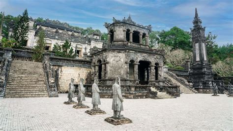 Khai Dinh Tomb: A Glimpse into Opulence and Intricate Symbolism!