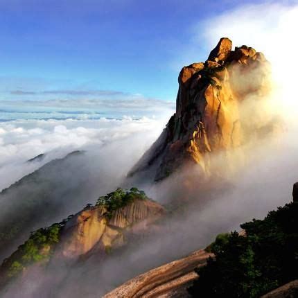 Mount Tianzhushan: A Majestic Peak Offering Breathtaking Panoramic Views and Ancient Taoist Temples!