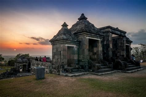 Ratu Boko Palace: A Mysterious Hilltop Citadel Echoing with Javanese History!