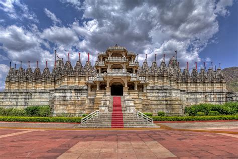 The Stunning Jain Temple at Ranakpur: A Masterpiece of Architectural Brilliance and Spiritual Serenity!