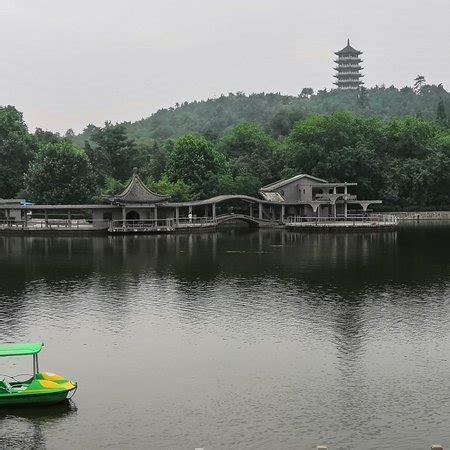 Zhanggongshan Mountain Park: A Historical Wonderland Overflowing With Ancient Beauty and Tranquil Gardens!