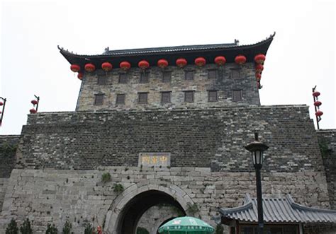 Zhonghua Gate, A Majestic Gateway Steeped in History and Architectural Brilliance!